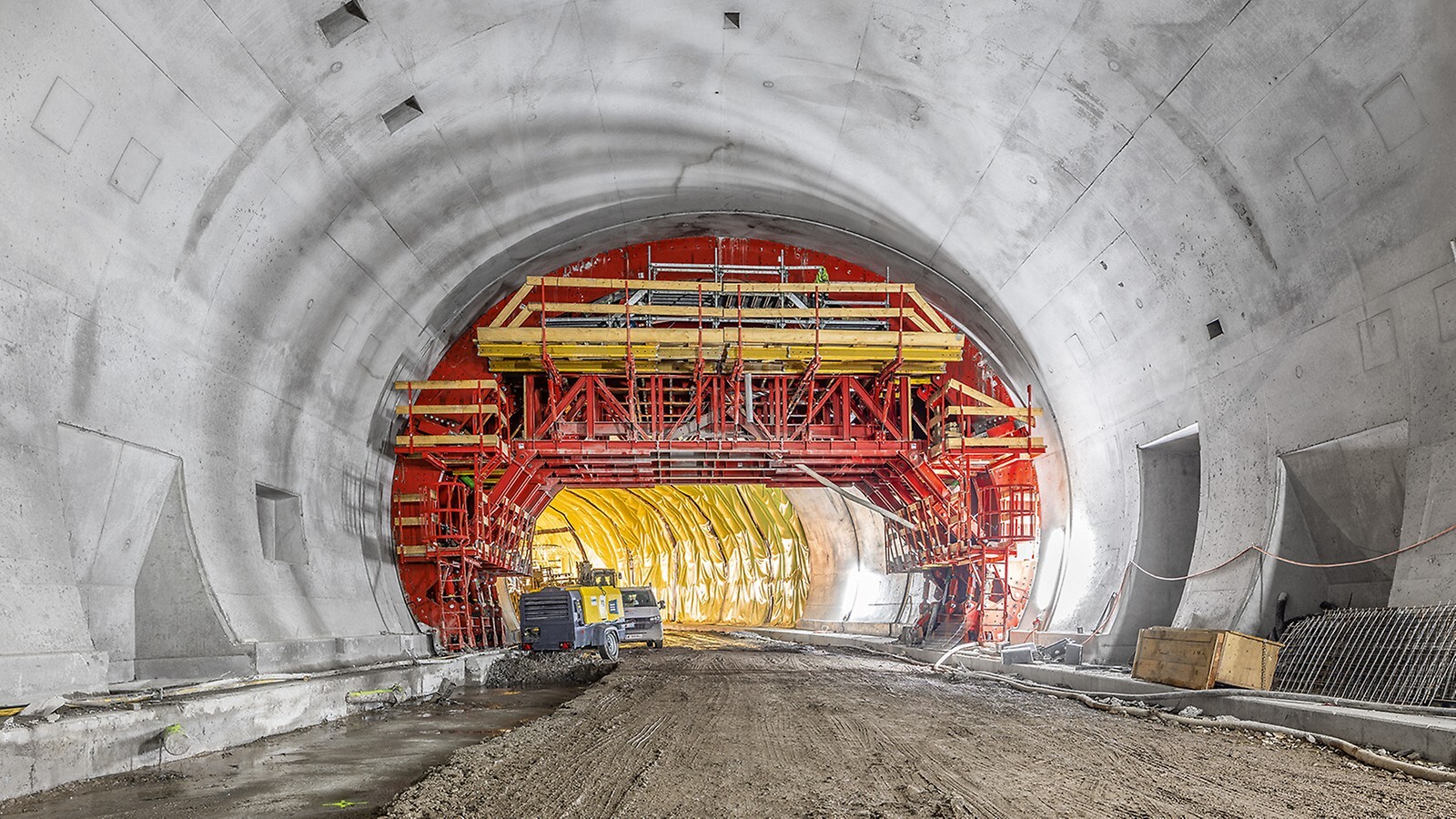 Tunnelzufahrt zur a26 donaubrücke linz österreich 6